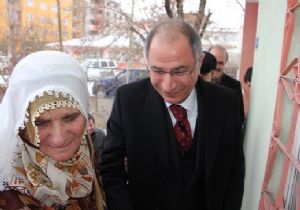 Anasının hayır duasını aldı